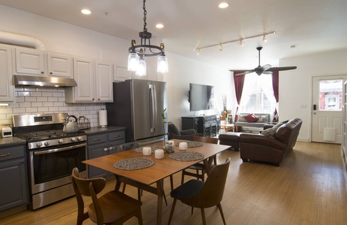 North Broadway - Holiday House | Monica’s Cheerful Retreat Townhouse