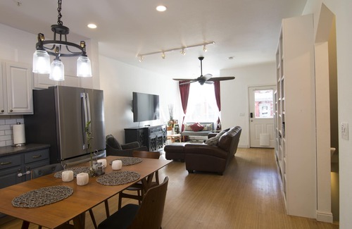 North Broadway - Holiday House | Monica’s Cheerful Retreat Townhouse