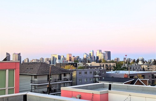 East Village Condo | Monki Di Executive Suites - GLAS - Luxury Inner City Home 3 min to Downtown w Private Rooftop Patio Fireplace