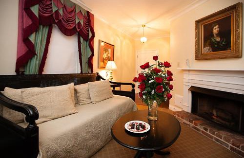 Natchez Hotel | Monmouth Historic Inn