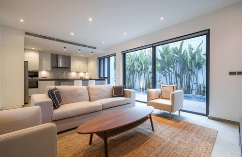 Khlong Tan Nuea Villa | Monochrome Designer Pool Villa