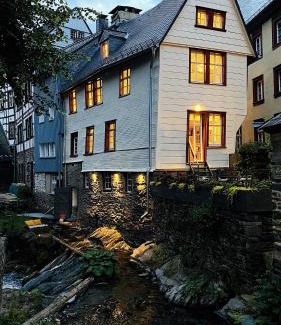 Monschau House | Monschau-Auszeit: Historisch wohnen direkt am Bach