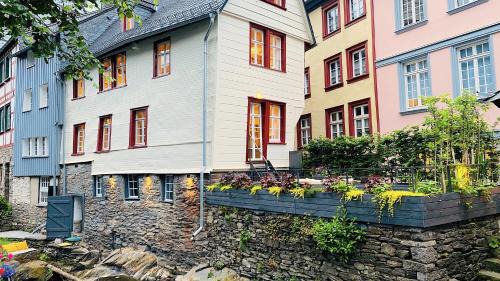 Monschau House | Monschau-Auszeit: Historisch wohnen direkt am Bach