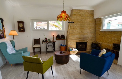 Algueirao - Mem Martins Bed & Breakfast | Monserrate Suite- Bedroom + Living Room (with sofa bed) + Private Bathroom