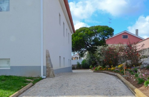 Algueirao - Mem Martins Bed & Breakfast | Monserrate Suite- Bedroom + Living Room (with sofa bed) + Private Bathroom