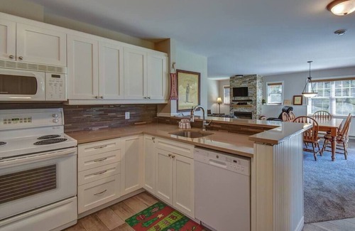 Les Pays-d'en-Haut Regional County Municipality Condo | Mont Blanc Classic Chalet Ski-in/Ski-out