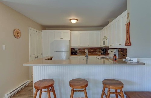 Les Pays-d'en-Haut Regional County Municipality Condo | Mont Blanc Classic Chalet Ski-in/Ski-out