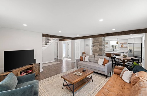 Belmont House | Mont G | 30 + Day Rental | Walk Downtown