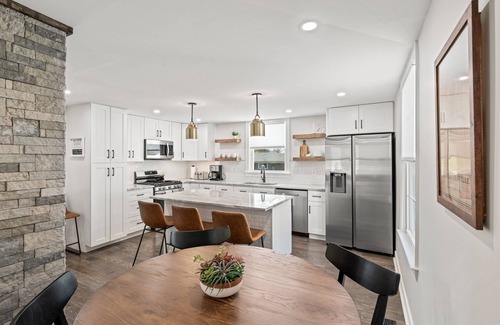 Belmont House | Mont G | 30 + Day Rental | Walk Downtown