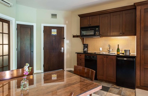 Mont-Tremblant Hotel | Mont-Tremblant - Château Beauvallon - Two Bedroom Family Suite- Free resort shuttle!