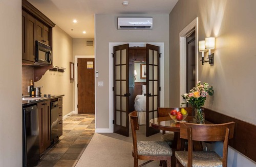 Mont-Tremblant Hotel | Mont-Tremblant - Château Beauvallon - One Bedroom Suite- Free resort shuttle!