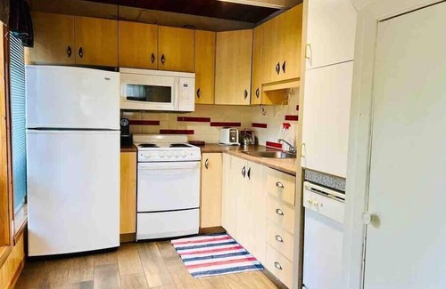 Orford Ski Chalet | Montagnard-SPA-Mont-Orford-SEPAQ-Wood fireplace