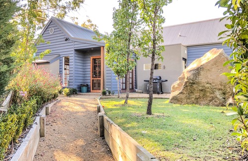 Cooma House | Montague Cottage - Your Cosy Snowy Mountains Family Retreat. Dog Friendly!