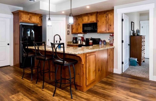 Bluffdale House | Montague Manor" W&D, Hot Tub, Queen Beds, Sleeps6