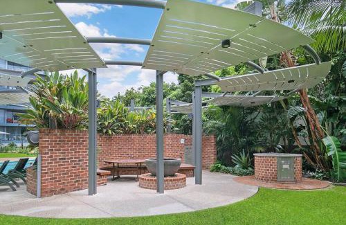 West End Apartment | Montague Metropolitan - Brisbane Cityscape Oasis