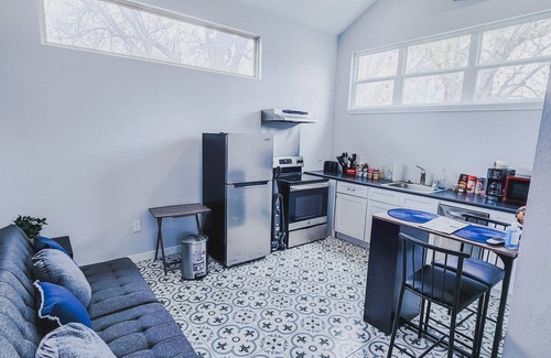 Near East Side Apartment | Montana Casita ! Alamodome