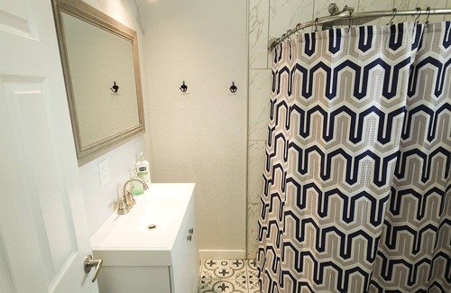 Near East Side Apartment | Montana Casita ! Alamodome