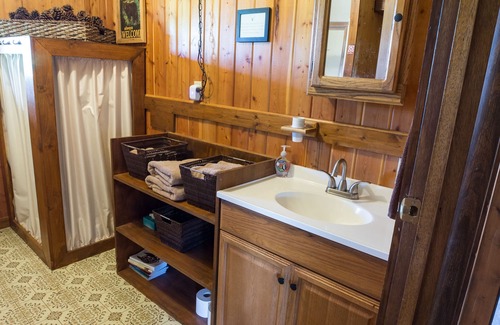 Polebridge Cabin | Montana Log Cabin w/Full Amenities- Stunning Views of Glacier National Park!