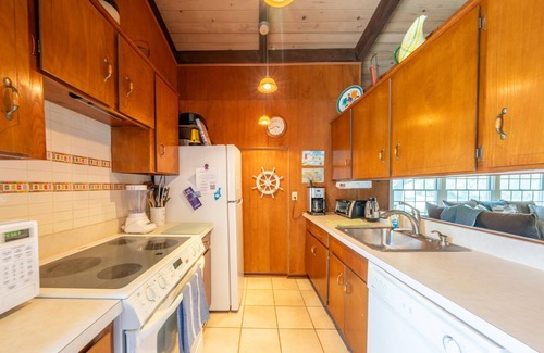 Culloden Shores House | Montauk Escape—3BR, 2BA, Steps from the Beach, BBQ Grill, Patio, Outdoor Shower