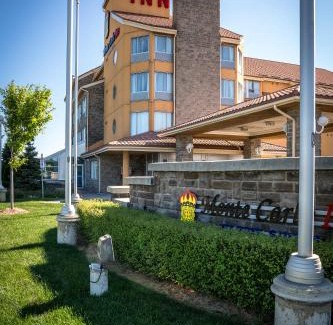 Barrie Hotel | Monte Carlo Inn Barrie - Newly Renovated