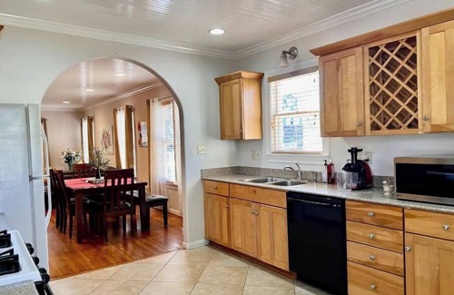 Monte Vista Apartment | Monte Vista Apt. A. 3 blks to UIW/Trinity & Zoo
