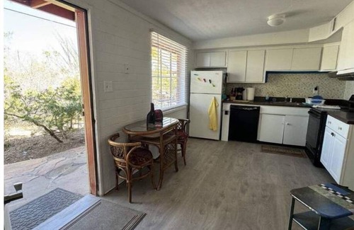 Dodge Flower House | Monte Vista Casita. Private. Fast Wi-fi. Peaceful.