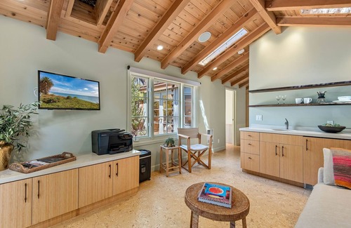 Hedgerow Cottage | Montecito Beach Holiday - Tropical Coastal Cottage within Walking Distance to Miramar Beach