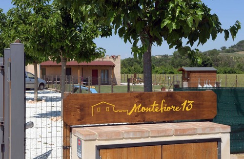 Monsano House | Montefiore House 13 - Sunflowers. Farmhouse in the Marche countryside