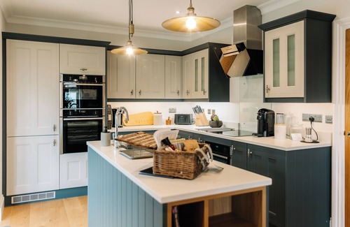 Cowes House | Monterey Egypt Point - Avocet coastal home away from home, sea views nr beach