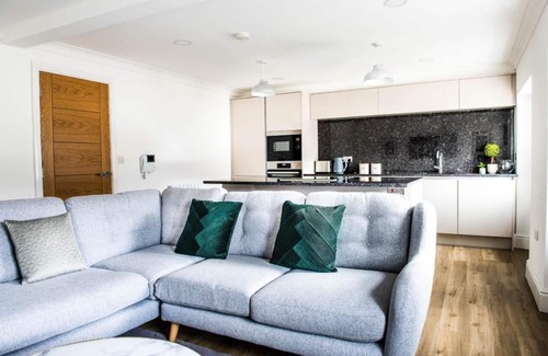 Kendal Apartment | Monterey Residence - Stunning, Duplex Apartment in the Heart of Kendaln