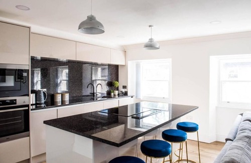 Kendal Apartment | Monterey Residence - Stunning, Duplex Apartment in the Heart of Kendaln