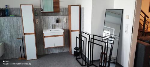 Veitshoechheim Apartment | Monteur-Ferienwohnung mit 123qm bei Würzburg mit Parkplatz Terasse Grill WLAN