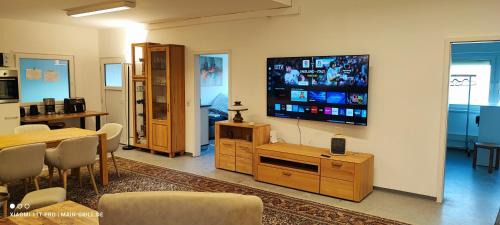 Veitshoechheim Apartment | Monteur-Ferienwohnung mit 123qm bei Würzburg mit Parkplatz Terasse Grill WLAN