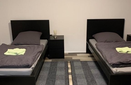 Breuna House | Monteurzimmer Oberlistingen Zweibettzimmer mit 2 Bädern