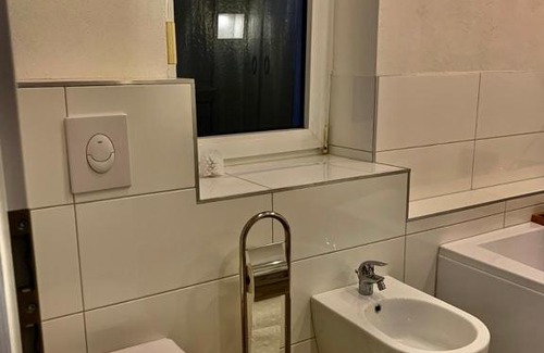 Breuna House | Monteurzimmer Oberlistingen Zweibettzimmer mit 2 Bädern