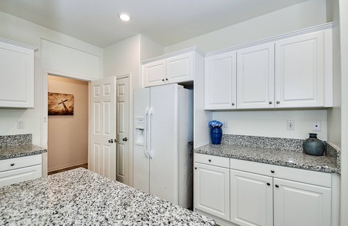 Upland Condo | Month~2022 Built~Bedrooms Upstairs~Walk 2 Mall~讲中文