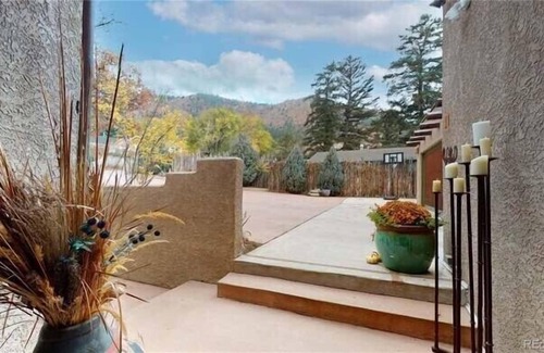 Manitou Springs Villa | Monthly (30+ days) Luxurious Santa Fe Retreat in Manitou Springs