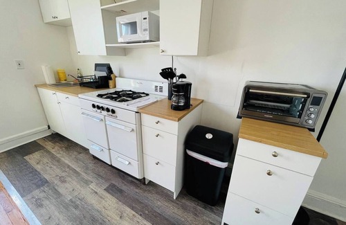 Elkins Park Apartment | Monthly Discount ! Beautifully updated 1-bedroom apartment with hardwood floors and a modern kitchen. Located near downtown and the train station, with easy access to dining, shopping, and surrounding neighborhoods.