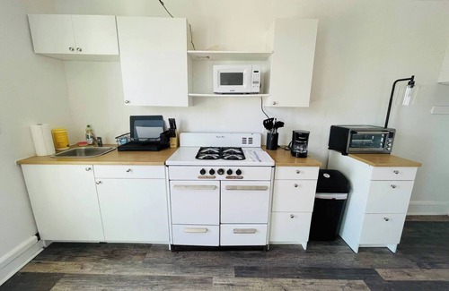Elkins Park Apartment | Monthly Discount ! Beautifully updated 1-bedroom apartment with hardwood floors and a modern kitchen. Located near downtown and the train station, with easy access to dining, shopping, and surrounding neighborhoods.