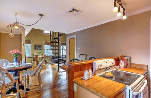 Off Broadway Apartment | Monthly Downtown Newport rental
