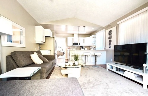 Saanich House | Monthly Furnished Bright Beautiful 3bedroom Suite