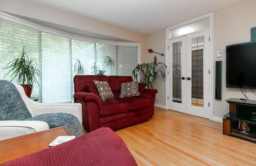 Sidney House | Monthly Furnished North Saanich Haven: 2BR Retreat