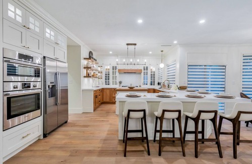 Richmond House | MONTHLY FURNISHED RENTAL & LUXURY HOUSE - 4 BED & 4.5 BATH & HOME THEATRE