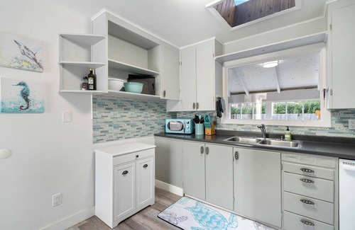 Downtown Cannon Beach House | Monthly Memories - 1 block to the beach!