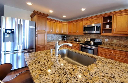 Effort House | Monthly Only-HUGE house w BREATHTAKING 100 mile views Onsite Pool/Hot Tub/Sauna