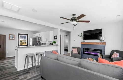 Montrose House | *Monthly* Renovated 2br Mod Boho Chic SMART HOME