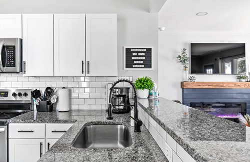 Montrose House | *Monthly* Renovated 2br Mod Boho Chic SMART HOME
