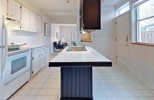 Palmerston House | Monthly Rental 2 Bdrm Main Floor Unit Walk to UofTn