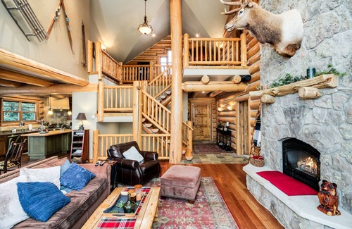 Quandary Village Cabin | Monthly Rental Discounts - Pet Friendly, Outdoor Dining & Gas Grill, Private Hot Tub, Pool Table