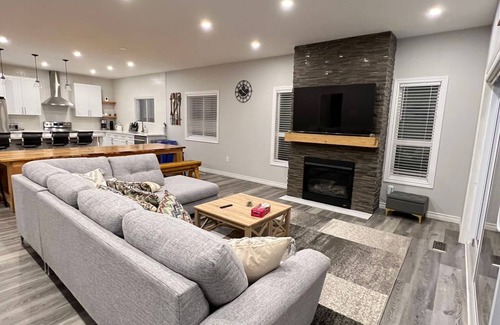 Lindsay Cottage | (Monthly rental only)Luxury Cottage Sturgeon Lake